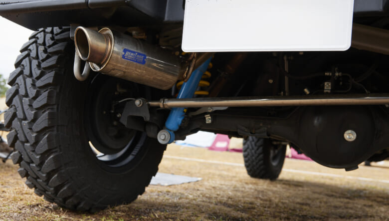 【’22 JIMNY SIERRA JB74】メタリックなボディを、モノトーンでコーデ。