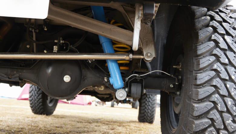 【’22 JIMNY SIERRA JB74】メタリックなボディを、モノトーンでコーデ。