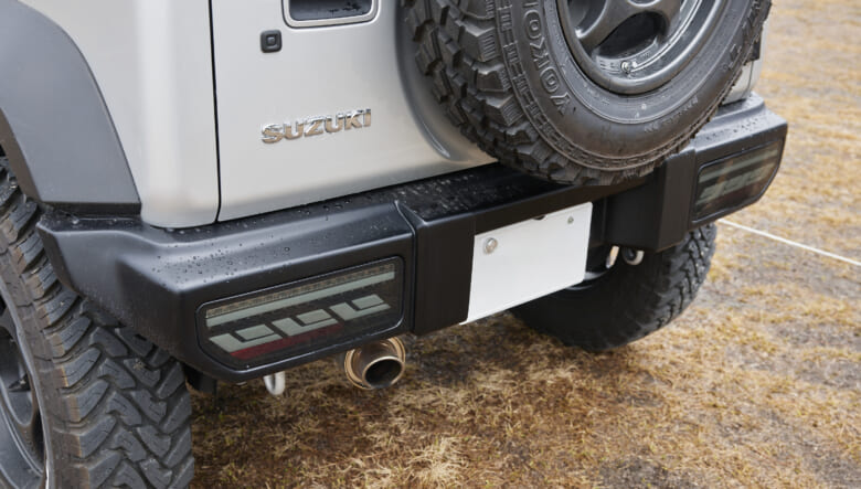 【’22 JIMNY SIERRA JB74】メタリックなボディを、モノトーンでコーデ。