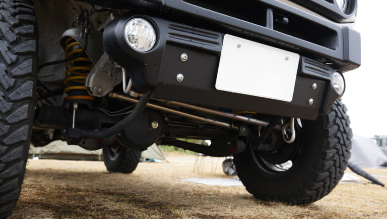 【’22 JIMNY SIERRA JB74】メタリックなボディを、モノトーンでコーデ。