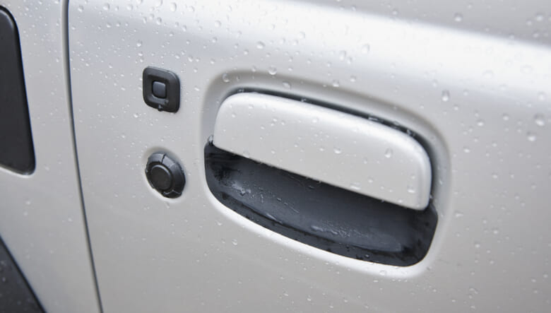 【’22 JIMNY SIERRA JB74】メタリックなボディを、モノトーンでコーデ。