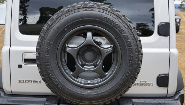 【’22 JIMNY SIERRA JB74】メタリックなボディを、モノトーンでコーデ。