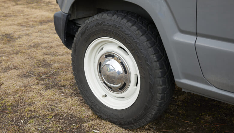 【’24 JIMNY JB64】外遊びのための1台を、ホイールでマイルドに。