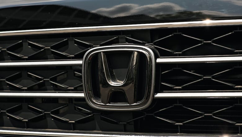 メッキモールのグリルとブラックメッキのエンブレムが、オトナな雰囲気を演出する。