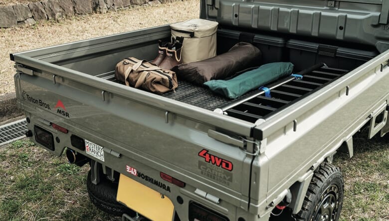 荷台には少量のキャンプギアを積載中。「汚れたギアも放り込めるし、両サイドも開くからいろんな使い方ができます」。