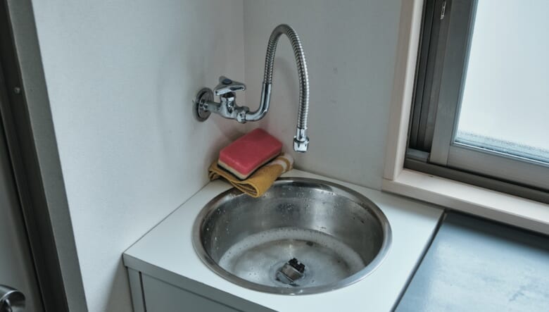 毎日の生活の場所として洗い物ができるシンクを装備。