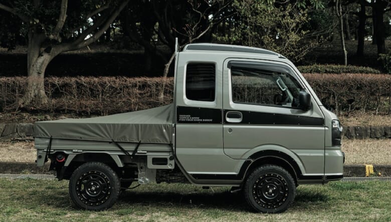 グラフィックも含め外装はすべてXリミテッドの純正。足回りはリフトアップとインチアップホイールでカスタム済み。車体同色のカーキカラーの幌は、防水性に優れた軽量帆布で作られたスーパーキャリイ専用モデル。