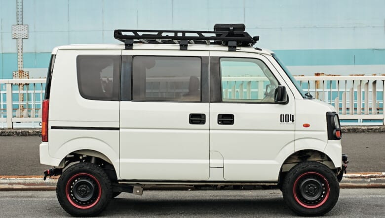 ホワイトボディの先代エブリイに、ホイールリムや牽引フックで赤の挿し色をプラス。使い勝手のよさはそのままにアウトドアで活躍するスタイル。「4WDなので、ある程度のオフロードでも安心して進むことができます」。