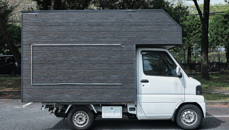 切り絵を得意とするはっしーさんは、銭湯“たからゆ”の駐車スペースで切り絵の個展を開催するなど、芸人として売れるために愛車をフル活用。「みなさんのおかげです。ホントにありがとうございます。出会いに感謝!!」。