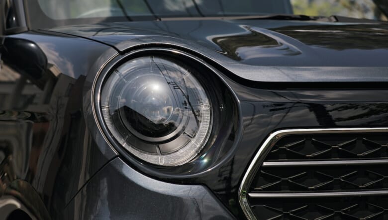 特徴的な丸目ヘッドライトを採用したNワンのフェイスデザインは、往年の名車であるホンダ・N360がモチーフ。