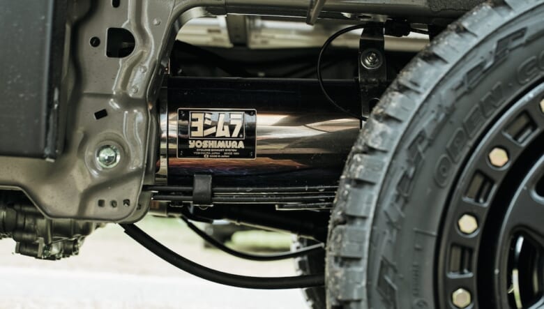 マフラーはヨシムラにカスタム。「スズキといえばヨシムラ。カワサキといえばモリワキ。ボクら世代の鉄板です（笑）」。