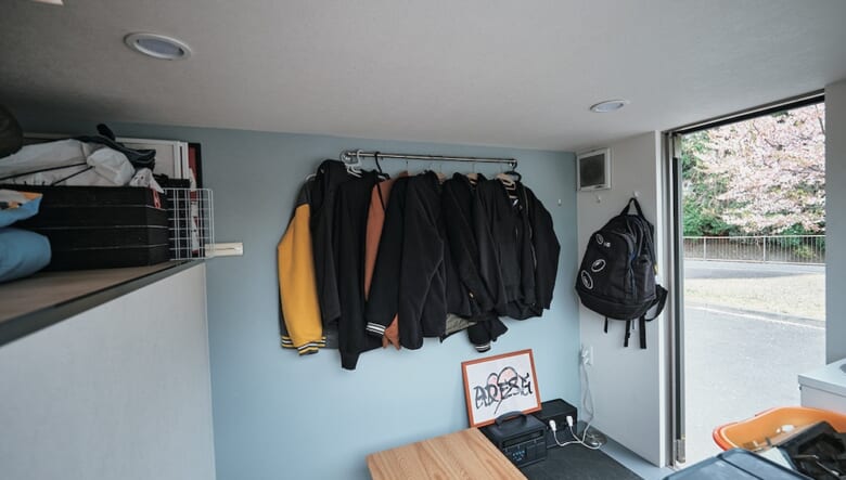 荷台をフルに使った居住空間は一人暮らしには十分な広さ。「後輩芸人が遊びにきて3人で寝泊まりすることもあります」。