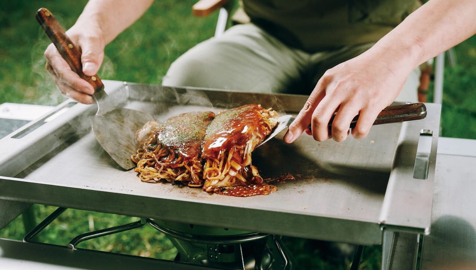 スノーピークが広島のオタフクソースと異業種コラボ！ フィールドで