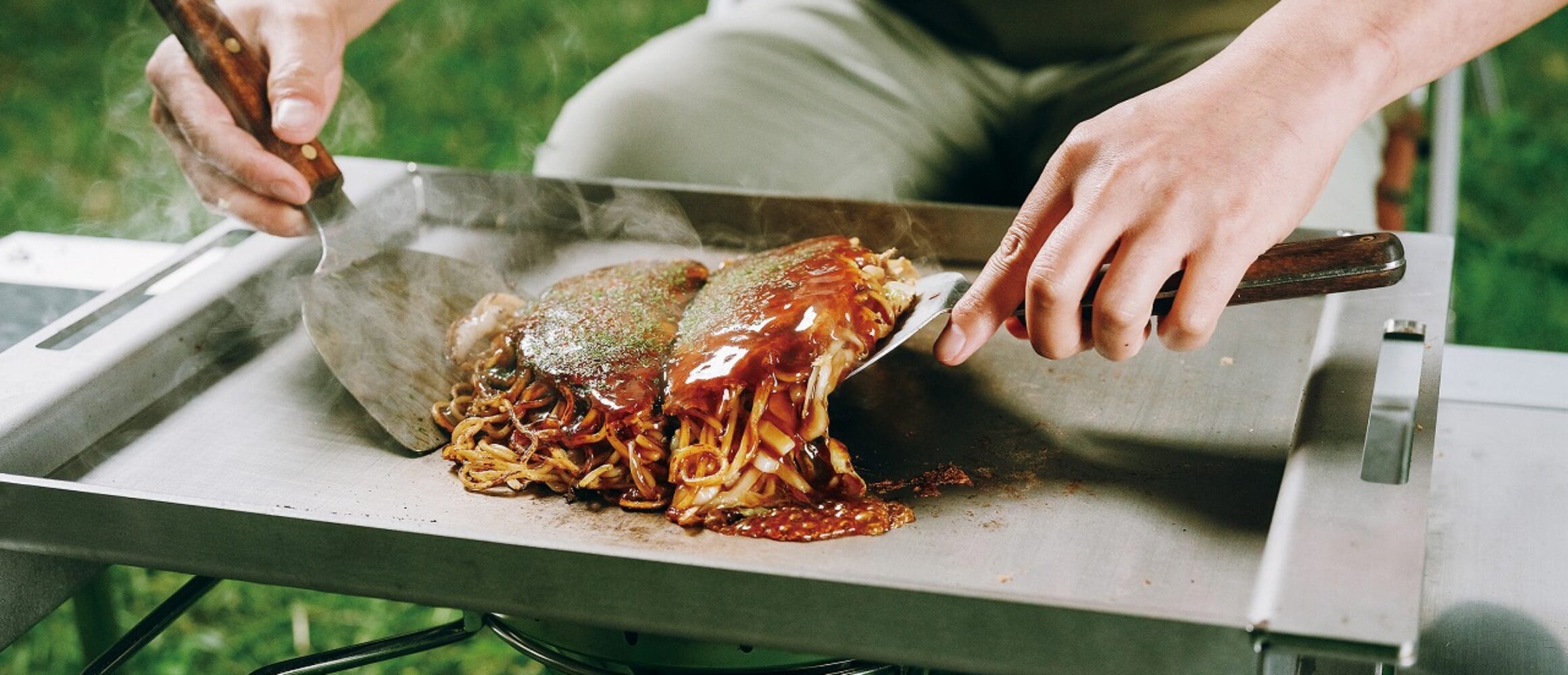 スノーピークが広島のオタフクソースと異業種コラボ！ フィールドで