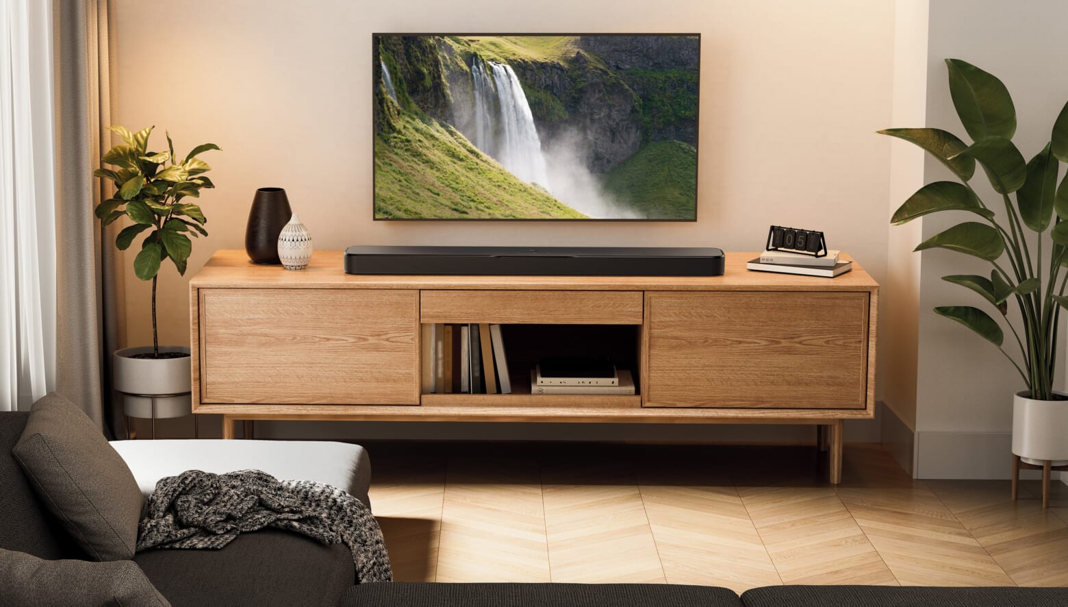 JBL 独自のシネマ音響技術がアップグレード。リビングルームが映画館