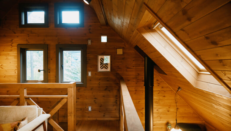 思わず好きなモノを並べたくなる！ こだわりキャンパーのBESS「 カントリーログ」体験。