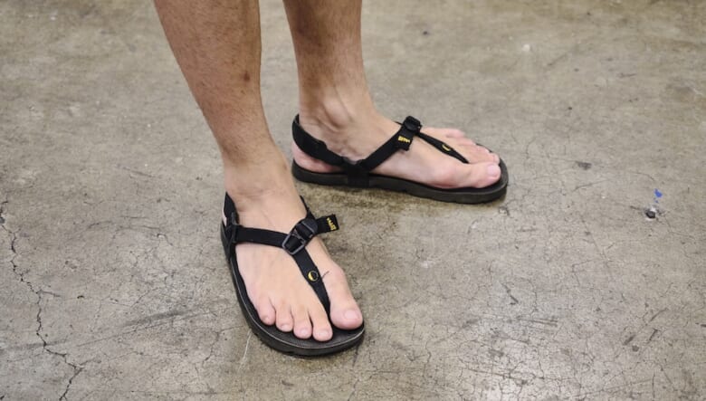 暑苦しさを削いだ、漆黒コーデの好例。-TOKYO OUTDOOR SHOW 2025-