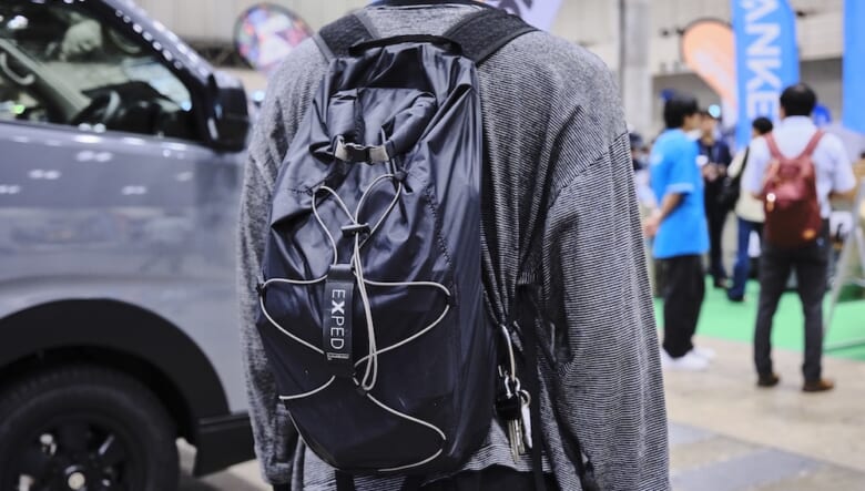 暑苦しさを削いだ、漆黒コーデの好例。-TOKYO OUTDOOR SHOW 2025-