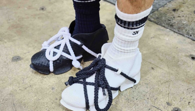 2トーンコーデながら足元で個性を主張。-TOKYO OUTDOOR SHOW 2025-