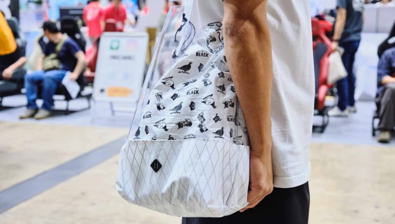 2トーンコーデながら足元で個性を主張。-TOKYO OUTDOOR SHOW 2025-