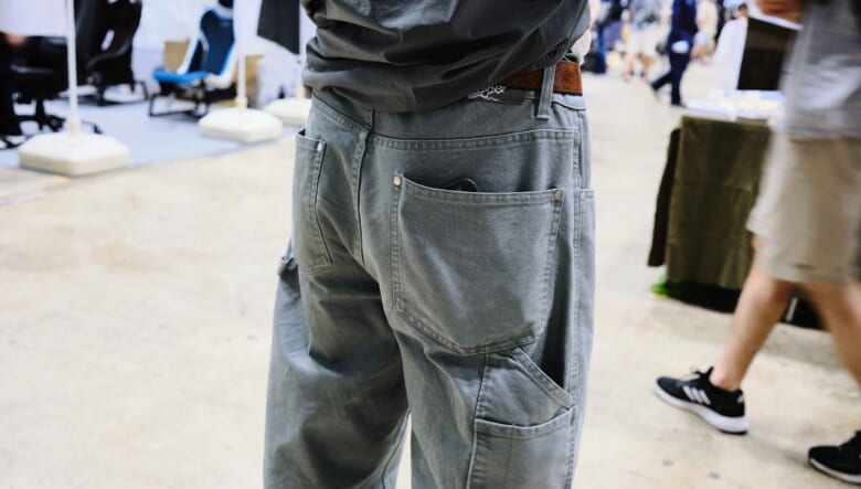 グレーのワントーンコーデに潜む、外遊び好きならではのこだわり。-TOKYO OUTDOOR SHOW 2025-