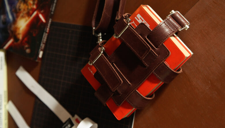 使い方は自由自在！　気鋭のカー用品ブランド「パスエコー」のレザーホルスターは本好きに響く斬新ディテール。