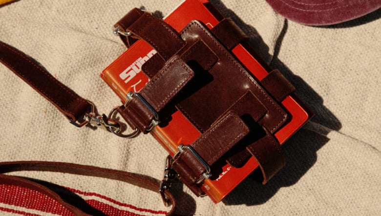 使い方は自由自在！　気鋭のカー用品ブランド「パスエコー」のレザーホルスターは本好きに響く斬新ディテール。