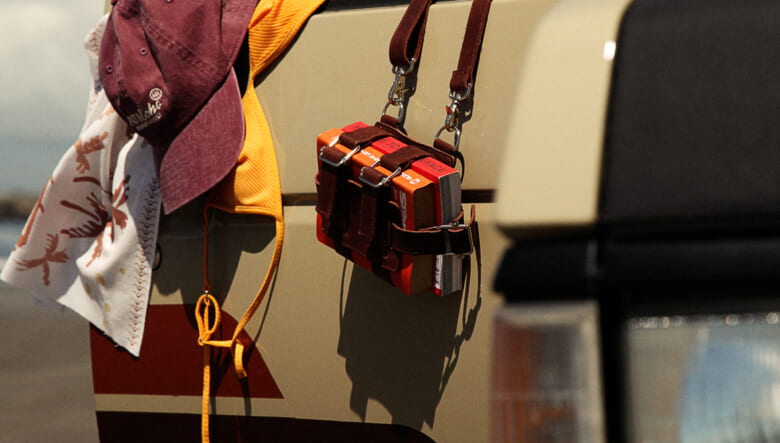 使い方は自由自在！　気鋭のカー用品ブランド「パスエコー」のレザーホルスターは本好きに響く斬新ディテール。