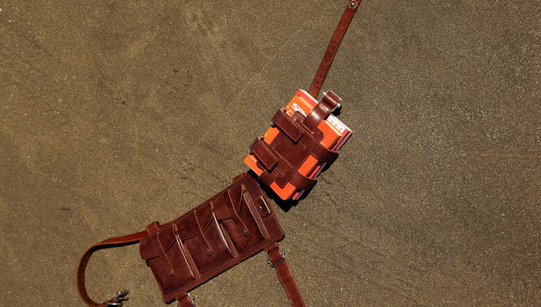 使い方は自由自在！　気鋭のカー用品ブランド「パスエコー」のレザーホルスターは本好きに響く斬新ディテール。