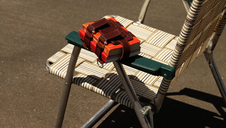 使い方は自由自在！　気鋭のカー用品ブランド「パスエコー」のレザーホルスターは本好きに響く斬新ディテール。