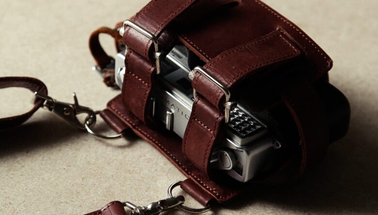 使い方は自由自在！　気鋭のカー用品ブランド「パスエコー」のレザーホルスターは本好きに響く斬新ディテール。