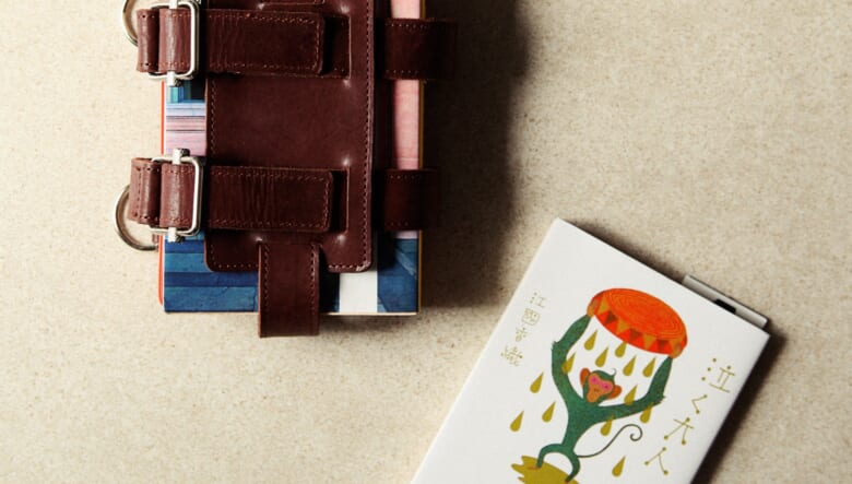 使い方は自由自在！　気鋭のカー用品ブランド「パスエコー」のレザーホルスターは本好きに響く斬新ディテール。