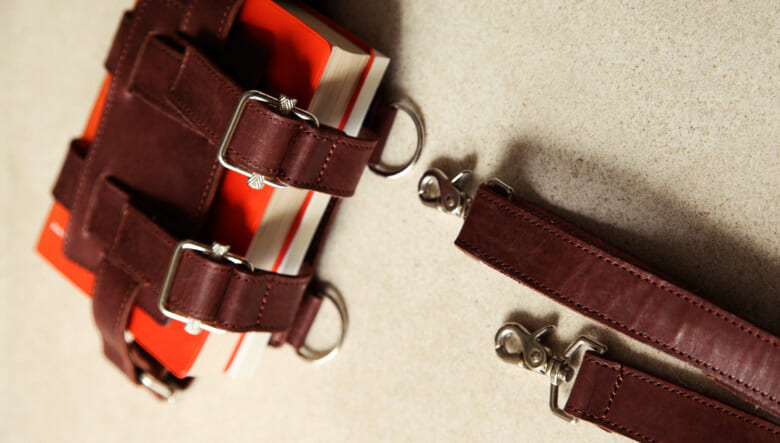 使い方は自由自在！　気鋭のカー用品ブランド「パスエコー」のレザーホルスターは本好きに響く斬新ディテール。