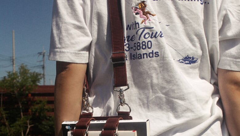 使い方は自由自在！　気鋭のカー用品ブランド「パスエコー」のレザーホルスターは本好きに響く斬新ディテール。