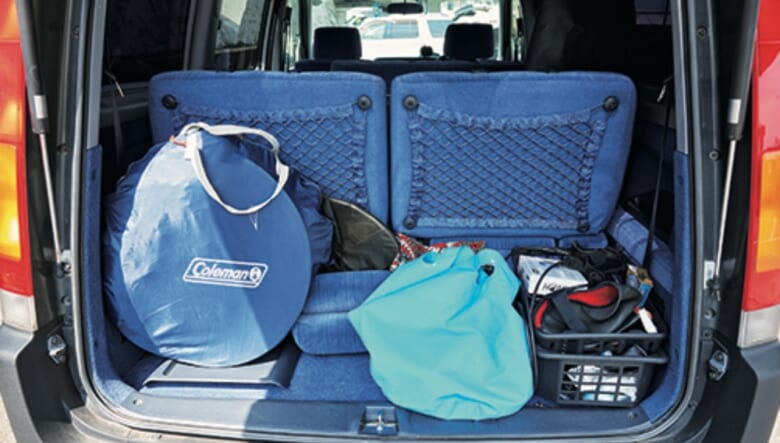 荷室は3列目がある状態でもしっかりと収納スペースを確保。デイキャンプなどで使うアイテムなどを積載。シート裏にはあると便利なネットタイプの収納付き。