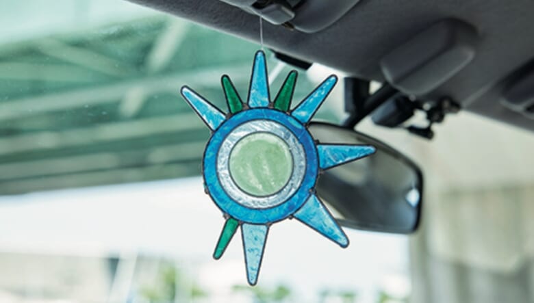 長年愛用している太陽のアクセサリー。