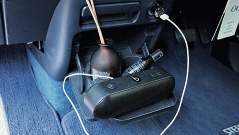 コラムシフトのウォークスルーなので前席の間も広々。ドリンクホルダーなどは収納式。