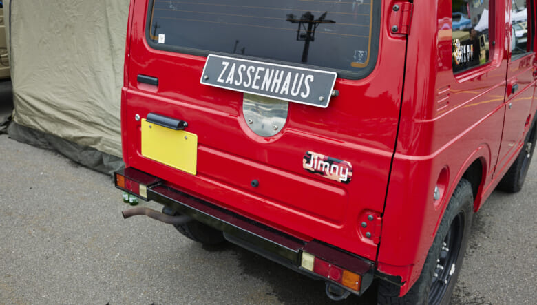 【’95 JIMNY JA11】’90年代の雰囲気漂う、跳ね馬レッドのボディ。
