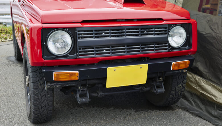 【’95 JIMNY JA11】’90年代の雰囲気漂う、跳ね馬レッドのボディ。