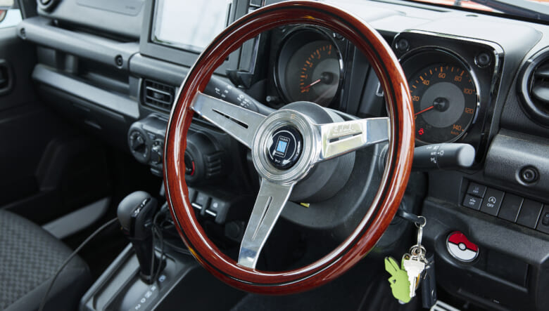 【’24 JIMNY JB64】ヨンマル顔のジムニーでオフローダーの憧れを再現！