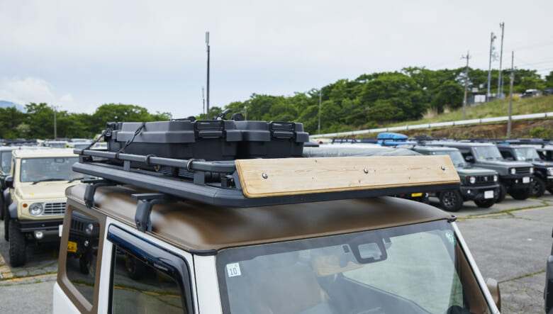 【’23 JIMNY SIERRA JB74】ラプター塗装で茶色を加え、ナチュラルに外遊び仕上げ。