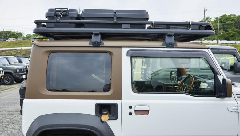 【’23 JIMNY SIERRA JB74】ラプター塗装で茶色を加え、ナチュラルに外遊び仕上げ。