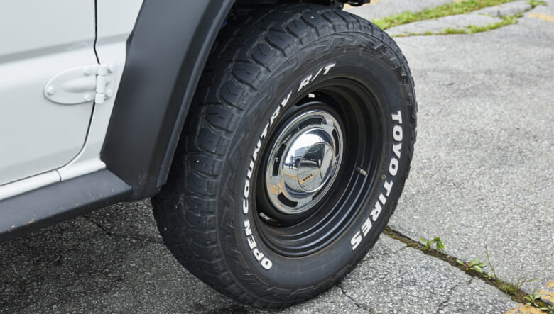 【’23 JIMNY SIERRA JB74】ラプター塗装で茶色を加え、ナチュラルに外遊び仕上げ。