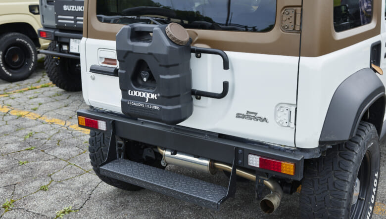 【’23 JIMNY SIERRA JB74】ラプター塗装で茶色を加え、ナチュラルに外遊び仕上げ。