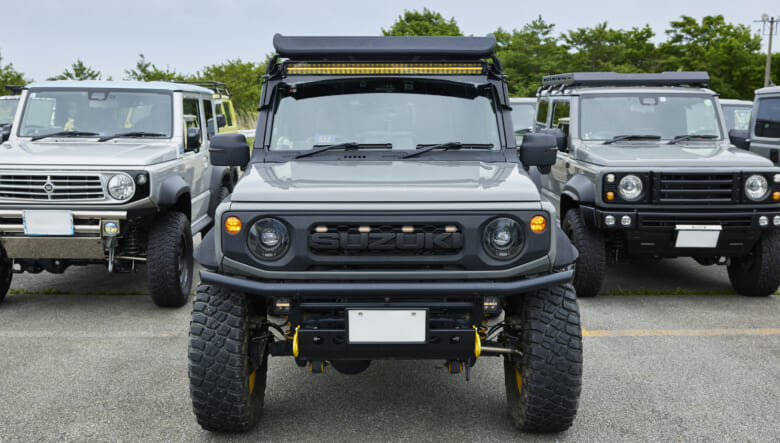 【’23 JIMNY SIERRA JB74】足元に差し込んだ黄色がダークトーンに映える1台。