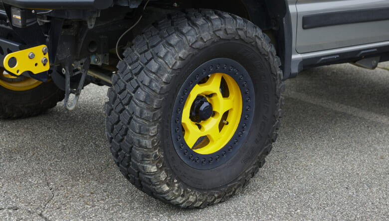 【’23 JIMNY SIERRA JB74】足元に差し込んだ黄色がダークトーンに映える1台。