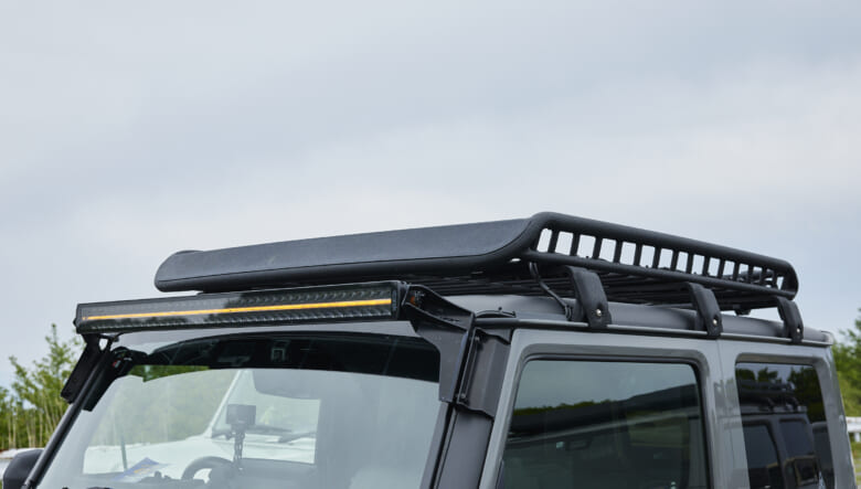 【’23 JIMNY SIERRA JB74】足元に差し込んだ黄色がダークトーンに映える1台。