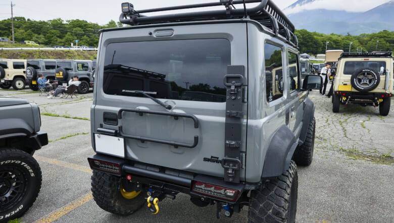 【’23 JIMNY SIERRA JB74】足元に差し込んだ黄色がダークトーンに映える1台。