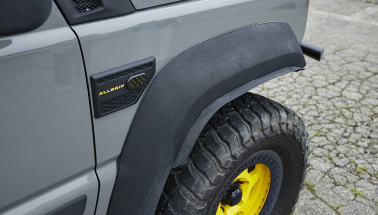 【’23 JIMNY SIERRA JB74】足元に差し込んだ黄色がダークトーンに映える1台。