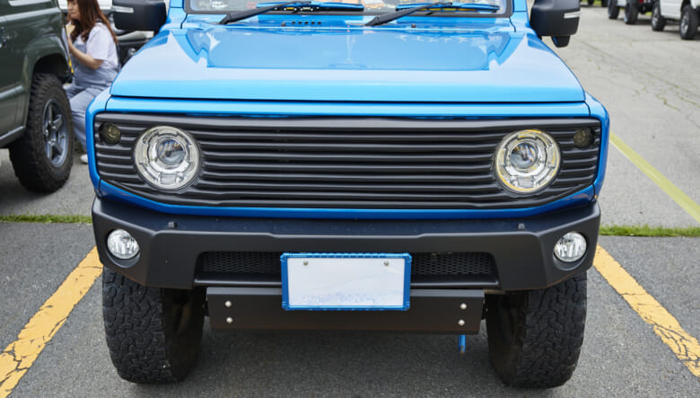 【’20 JIMNY JB64】左右4本出しのマフラーで、スポーティにドレスアップ。